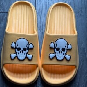 Unisex Skull & crossbones slides